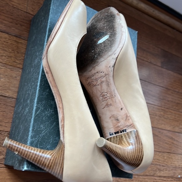 Via Spiga peep toe heel in beige. Classic look with brown heel details. - Picture 4 of 5